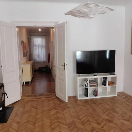 Downtown 3 Bdr Charm - Walk To All Attractions Bratislava Exterior photo
